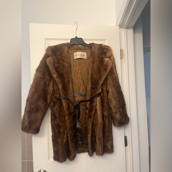 The bon Marche Fur salon belted mink coat. Classy, classi 1950s stylee fur coat! - Picture 4 of 13